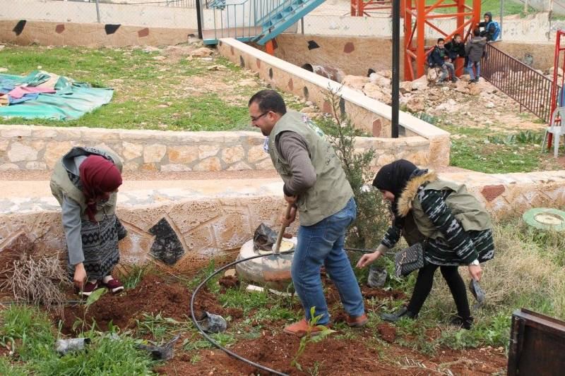 الخندقجي يشارك بيوم تطوعي لزراعة وتزيين حديقة قرية العقبة